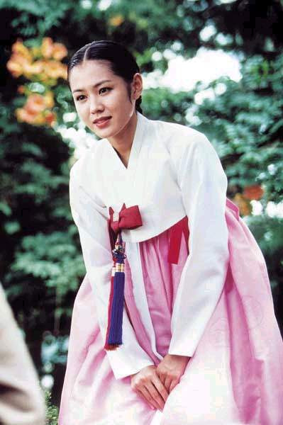 Son Ye Jin 20 tuổi đẹp kinh diễm trong tạo hình kỹ nữ: Thoáng lộ gáy thôi mà khán giả đã xuyến xao - Ảnh 7. Son Ye Jin 20 tuổi đẹp kinh diễm trong tạo hình kỹ nữ: Thoáng lộ gáy thôi mà khán giả đã xuyến xao - Ảnh 7.