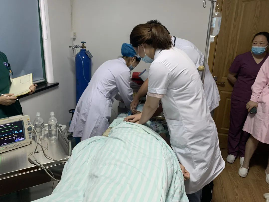 Gặp phản ứng nào sau khi tiêm vắc xin HPV, nam giới cần đến bệnh viện ngay?- Ảnh 1. Gặp phản ứng nào sau khi tiêm vắc xin HPV, nam giới cần đến bệnh viện ngay?- Ảnh 1.