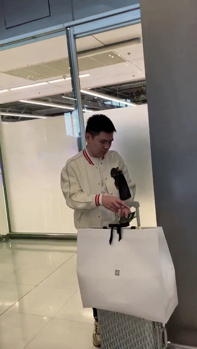 Tranh cãi chủ tịch CLB Hà Nội thờ ơ với hoa hậu Đỗ Mỹ Linh, khoảnh khắc này giải oan cho con trai bầu Hiển- Ảnh 4. Tranh cãi chủ tịch CLB Hà Nội thờ ơ với hoa hậu Đỗ Mỹ Linh, khoảnh khắc này giải oan cho con trai bầu Hiển- Ảnh 4.