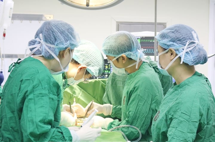 Mẹ hiến thận cứu con trai - Ảnh 1. Mẹ hiến thận cứu con trai - Ảnh 1.