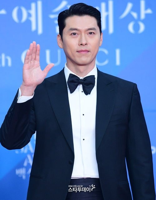 Không ai ngờ Hyun Bin trên thảm đỏ và ở nhà lại khác xa đến vậy - Ảnh 1. Không ai ngờ Hyun Bin trên thảm đỏ và ở nhà lại khác xa đến vậy - Ảnh 1.