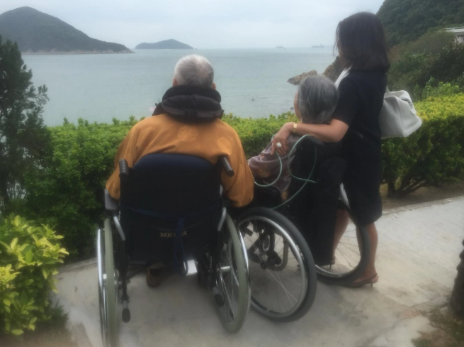 Bật khóc trước hồi ký của cô gái viết về người mẹ qua đời vì bệnh Alzheimer: "Bà ấy đã ra đi, cuối cùng mẹ cũng được tự do" - Ảnh 2. Bật khóc trước hồi ký của cô gái viết về người mẹ qua đời vì bệnh Alzheimer: "Bà ấy đã ra đi, cuối cùng mẹ cũng được tự do" - Ảnh 2.