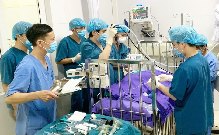 Trẻ 17 tháng ngừng tim do hóc kẹo lạc - Ảnh 1. Trẻ 17 tháng ngừng tim do hóc kẹo lạc - Ảnh 1.