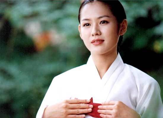 Son Ye Jin 20 tuổi đẹp kinh diễm trong tạo hình kỹ nữ: Thoáng lộ gáy thôi mà khán giả đã xuyến xao - Ảnh 8. Son Ye Jin 20 tuổi đẹp kinh diễm trong tạo hình kỹ nữ: Thoáng lộ gáy thôi mà khán giả đã xuyến xao - Ảnh 8.