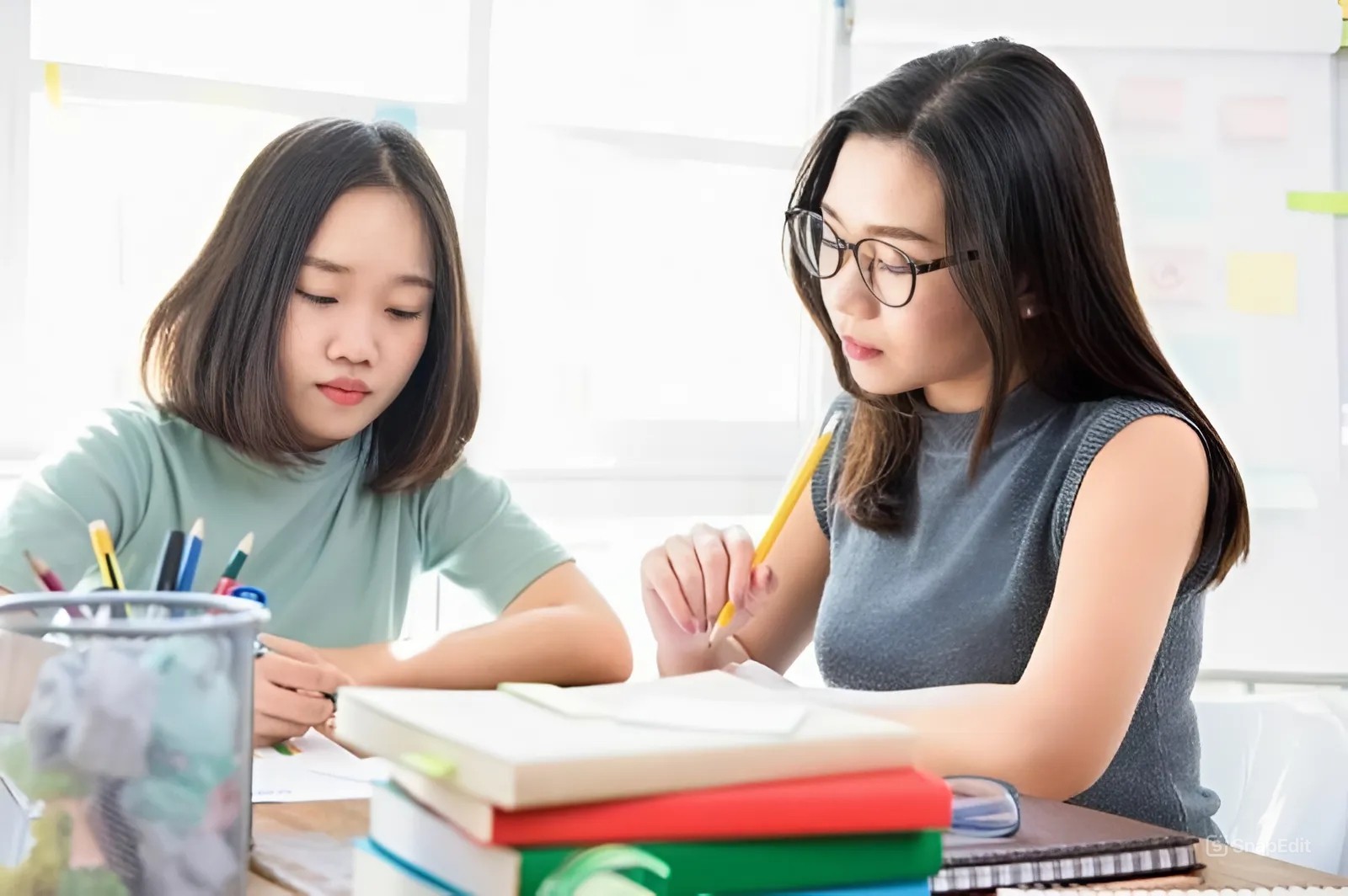 Cùng con ôn thi, nhiều phụ huynh hoang mang khi thấy vở thì ghi chép "đẹp như tranh", nhưng hỏi tới thì "Con không hiểu gì hết!" - Ảnh 2. Cùng con ôn thi, nhiều phụ huynh hoang mang khi thấy vở thì ghi chép "đẹp như tranh", nhưng hỏi tới thì "Con không hiểu gì hết!" - Ảnh 2.