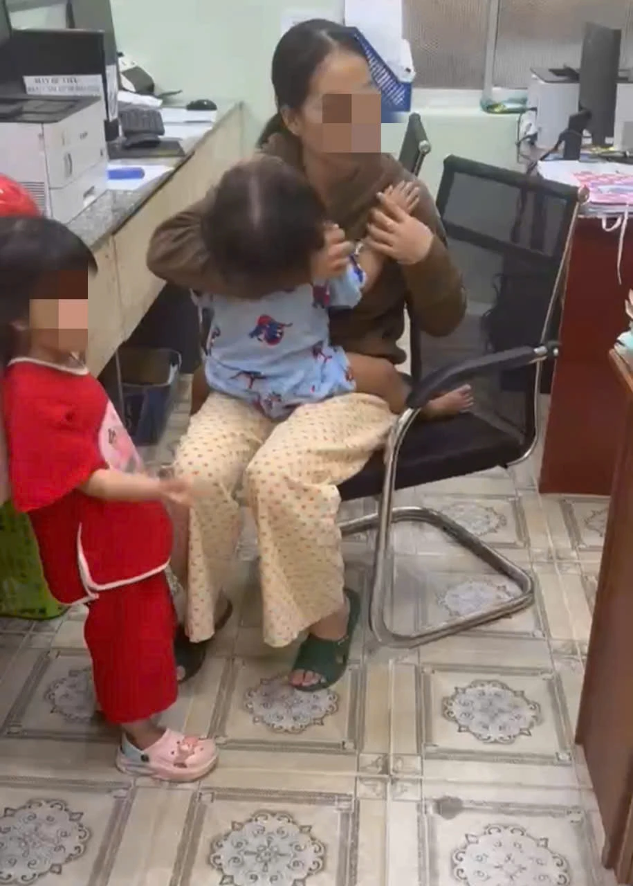 Bé gái hơn 2 tuổi bị chấn thương "vùng kín" nghi xảy ra tại điểm giữ trẻ - Ảnh 3. Bé gái hơn 2 tuổi bị chấn thương "vùng kín" nghi xảy ra tại điểm giữ trẻ - Ảnh 3.