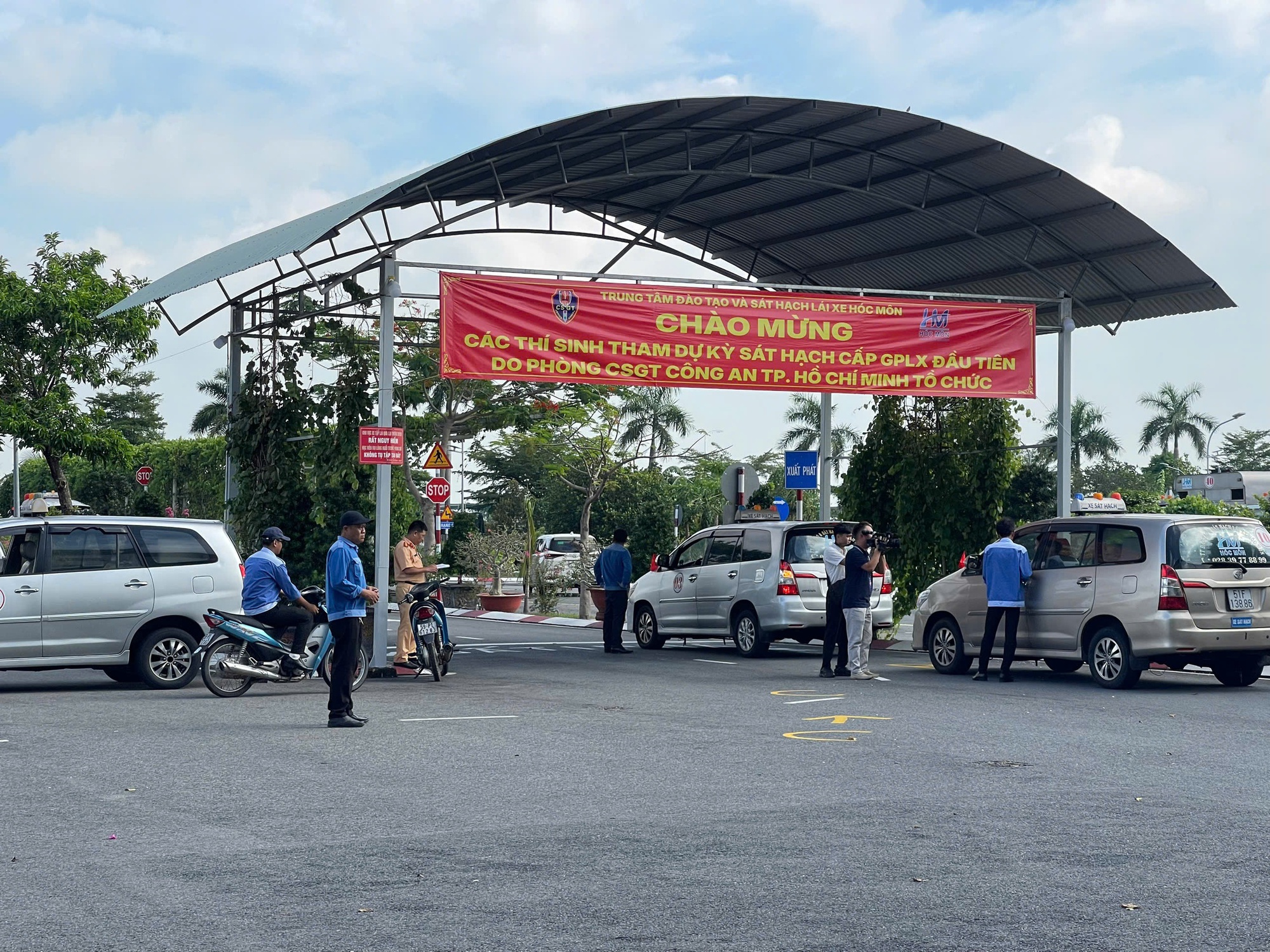 Tin rất vui cho người dân muốn sát hạch, cấp giấy phép lái xe ở TP HCM - Ảnh 2. TP HCM: Tin vui cho người dân quan tâm đến sát hạch, cấp giấy phép lái xe - Ảnh 1.