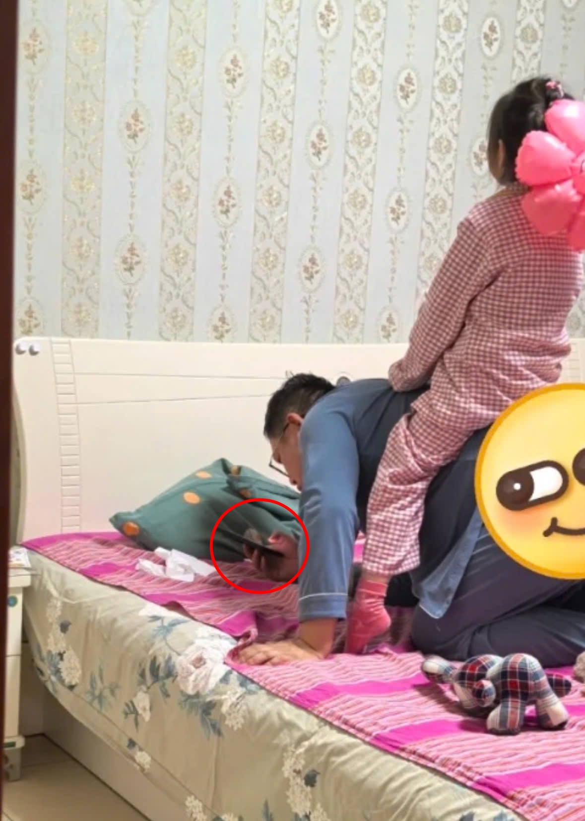 Vợ nhìn chằm chằm vào bức ảnh bố và con gái: Thứ anh cầm trên tay mới đau lòng...- Ảnh 2. Vợ nhìn chằm chằm vào bức ảnh bố và con gái: Thứ anh cầm trên tay mới đau lòng...- Ảnh 2.