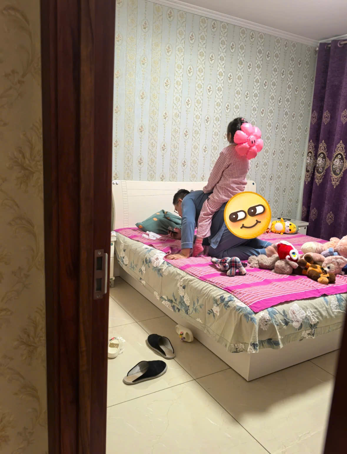 Vợ nhìn chằm chằm vào bức ảnh bố và con gái: Thứ anh cầm trên tay mới đau lòng...- Ảnh 1. Vợ nhìn chằm chằm vào bức ảnh bố và con gái: Thứ anh cầm trên tay mới đau lòng...- Ảnh 1.