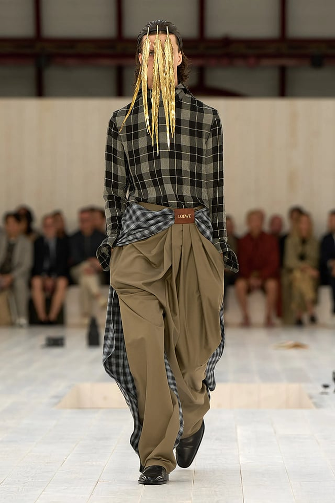 3b6-4a29-9024-05b689a295a42f00026loewespring2025menswearcreditgorunway-1747219588455346113156-1747234737778-174723473926151663447-1747282425975-1747282431100745864498.png