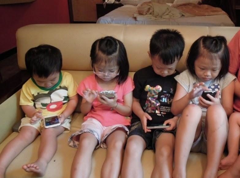 Cha mẹ nào cũng biết TV, điện thoại có hại nhưng vì sao họ vẫn lựa chọn thỏa hiệp với việc cho con sử dụng?- Ảnh 2. Cha mẹ nào cũng biết TV, điện thoại có hại nhưng vì sao họ vẫn lựa chọn thỏa hiệp với việc cho con sử dụng?- Ảnh 2.