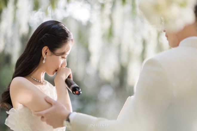 Đám cưới kín bưng của phú bà - tổng tài Vbiz: Khách mời tham dự phải ra "ám hiệu", bại lộ vì 1 sự cố không ai ngờ- Ảnh 6. Đám cưới kín bưng của phú bà - tổng tài Vbiz: Khách mời tham dự phải ra "ám hiệu", bại lộ vì 1 sự cố không ai ngờ- Ảnh 6.