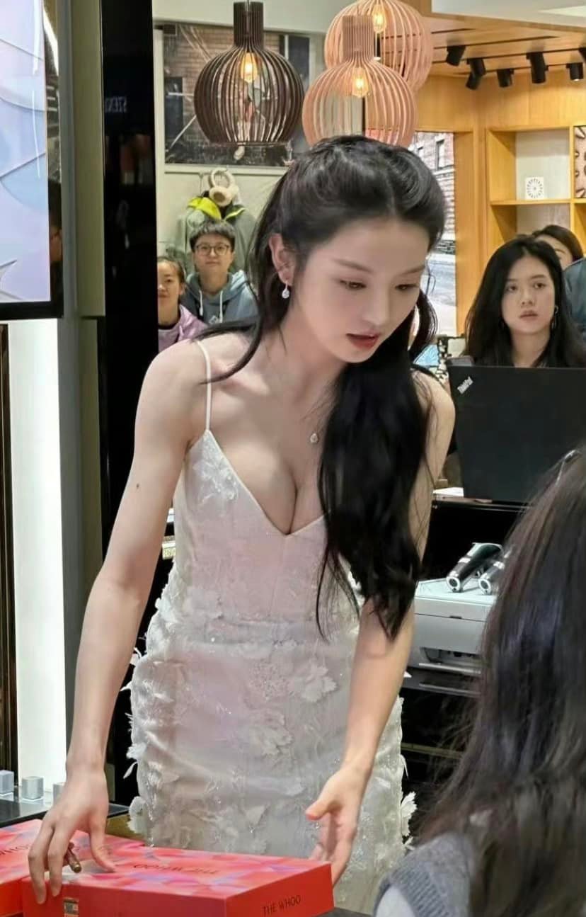 Công chúa đẹp nhất Trung Quốc hiện tại gây khó hiểu khi so ảnh mặt mộc với mặt makeup- Ảnh 15. Công chúa đẹp nhất Trung Quốc hiện tại gây khó hiểu khi so ảnh mặt mộc với mặt makeup- Ảnh 15.