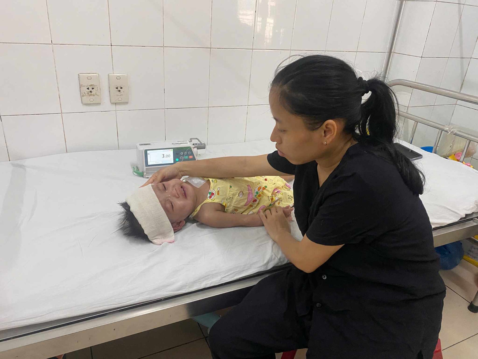 Mẹ nghèo xin sữa để cầm chừng sự sống cho con gái 3 tuổi mắc bệnh quái ác- Ảnh 5. Mẹ nghèo xin sữa để cầm chừng sự sống cho con gái 3 tuổi mắc bệnh quái ác- Ảnh 5.