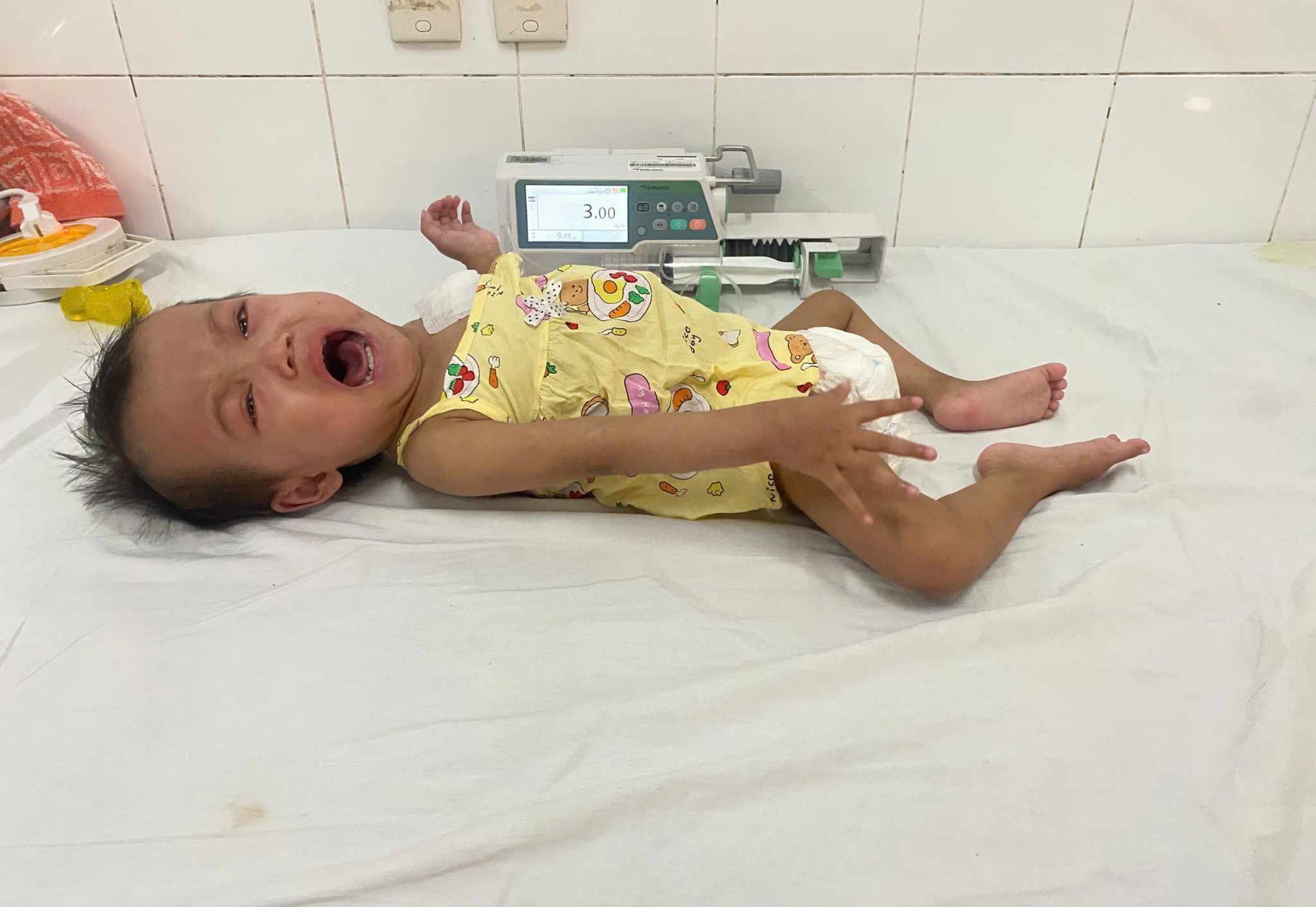 Mẹ nghèo xin sữa để cầm chừng sự sống cho con gái 3 tuổi mắc bệnh quái ác- Ảnh 1. Mẹ nghèo xin sữa để cầm chừng sự sống cho con gái 3 tuổi mắc bệnh quái ác- Ảnh 1.