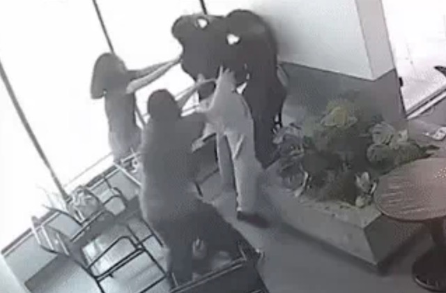 Cô gái bị người yêu cũ đánh gục trong quán cà phê, tổn thương 23% cơ thể: Yêu cầu bồi thường 900 triệu đồng - Ảnh 1. Cô gái bị người yêu cũ đánh gục trong quán cà phê, tổn thương 23% cơ thể: Yêu cầu bồi thường 900 triệu đồng - Ảnh 1.