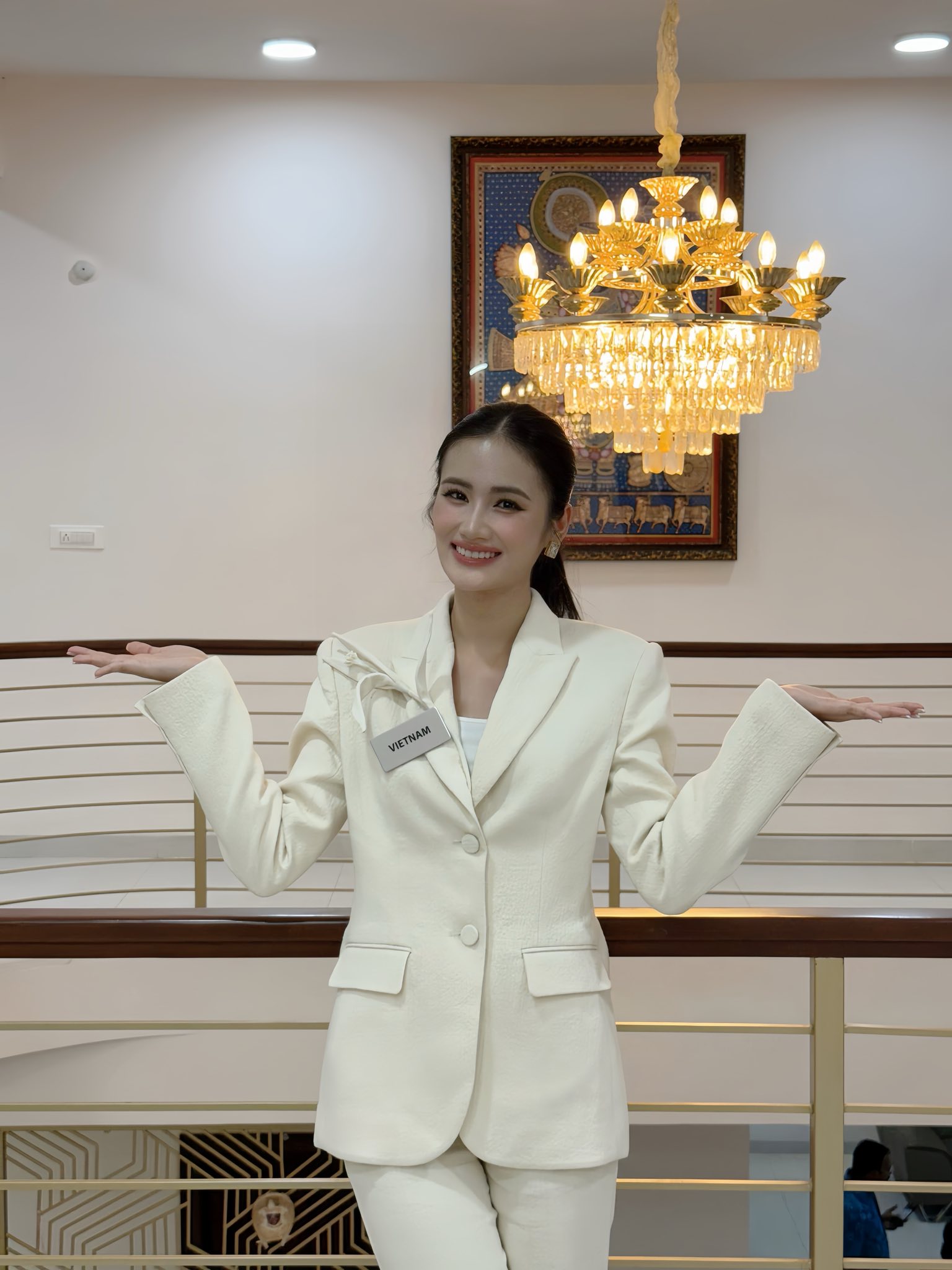 Ý Nhi xin vía Hoa hậu Thanh Thủy, diện cùng 1 thiết kế khi chinh chiến quốc tế - Ảnh 2. Ý Nhi xin vía Hoa hậu Thanh Thủy, diện cùng 1 thiết kế khi chinh chiến quốc tế - Ảnh 2.