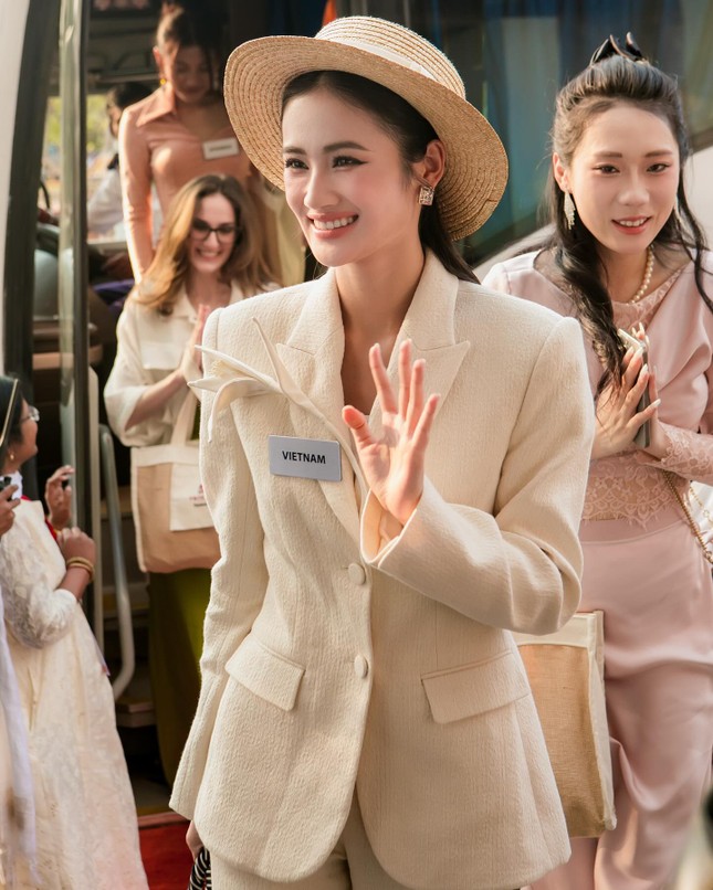 Ý Nhi xin vía Hoa hậu Thanh Thủy, diện cùng 1 thiết kế khi chinh chiến quốc tế - Ảnh 5. Ý Nhi xin vía Hoa hậu Thanh Thủy, diện cùng 1 thiết kế khi chinh chiến quốc tế - Ảnh 5.