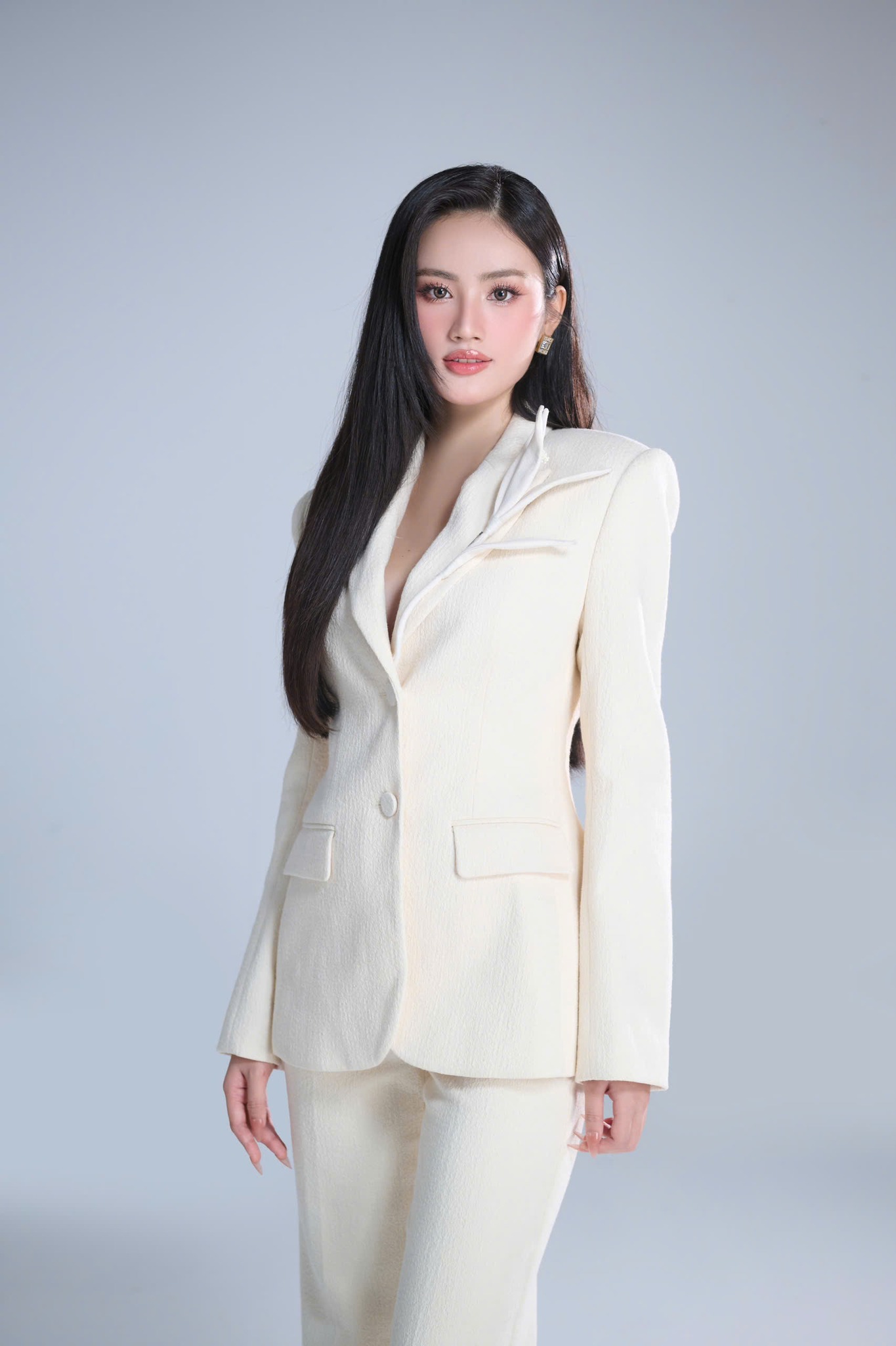 Ý Nhi xin vía Hoa hậu Thanh Thủy, diện cùng 1 thiết kế khi chinh chiến quốc tế - Ảnh 4. Ý Nhi xin vía Hoa hậu Thanh Thủy, diện cùng 1 thiết kế khi chinh chiến quốc tế - Ảnh 4.