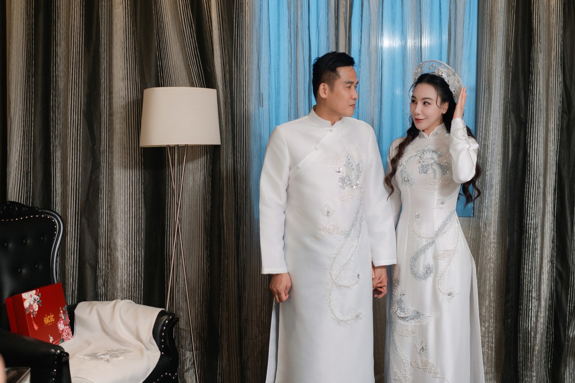 Đám cưới Hồ Quỳnh Hương: Chú rể lần đầu lộ diện, cô dâu mặc áo dài và 4 chiếc váy cưới khác biệt!- Ảnh 2. Đám cưới Hồ Quỳnh Hương: Chú rể lần đầu lộ diện, cô dâu mặc áo dài và 4 chiếc váy cưới khác biệt!- Ảnh 2.