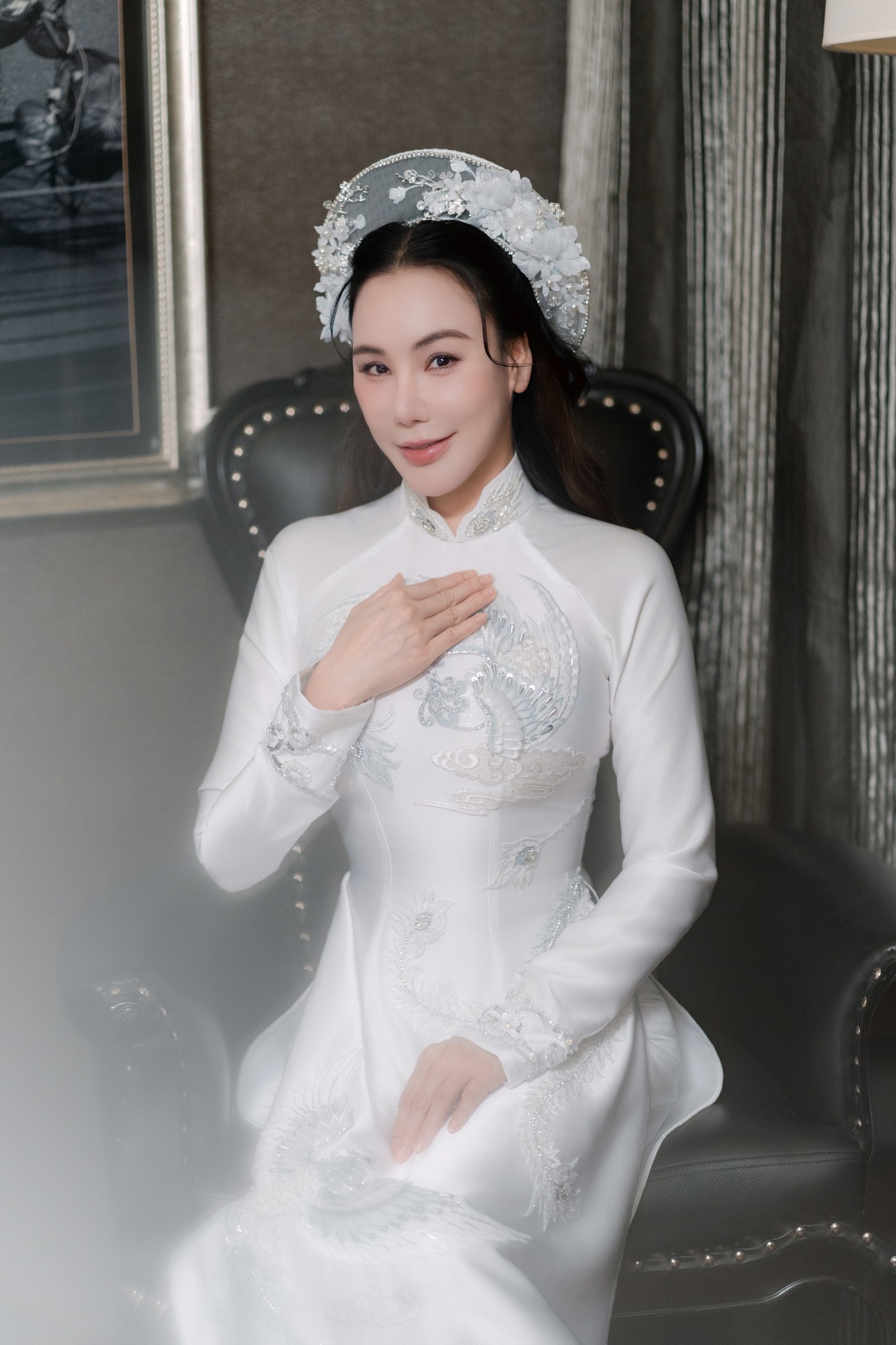 Đám cưới Hồ Quỳnh Hương: Chú rể lần đầu lộ diện, cô dâu mặc áo dài và 4 chiếc váy cưới khác biệt!- Ảnh 1. Đám cưới Hồ Quỳnh Hương: Chú rể lần đầu lộ diện, cô dâu mặc áo dài và 4 chiếc váy cưới khác biệt!- Ảnh 1.