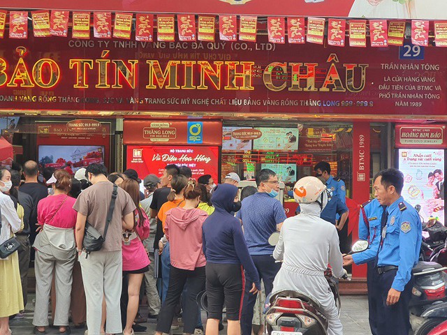 Người phụ nữ ở Hà Nội mang vàng chốt lời giữa dòng người xếp hàng mua: “Không gì tăng mãi được đâu” - Ảnh 1. Người phụ nữ ở Hà Nội mang vàng chốt lời giữa dòng người xếp hàng mua: “Không gì tăng mãi được đâu” - Ảnh 1.
