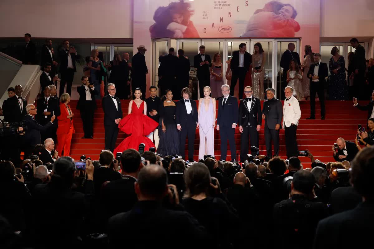 LHP Cannes lần thứ 78 dành tràng pháo tay dài 5 phút cho Tom Cruise - Ảnh 1. LHP Cannes lần thứ 78 dành tràng pháo tay dài 5 phút cho Tom Cruise - Ảnh 1.