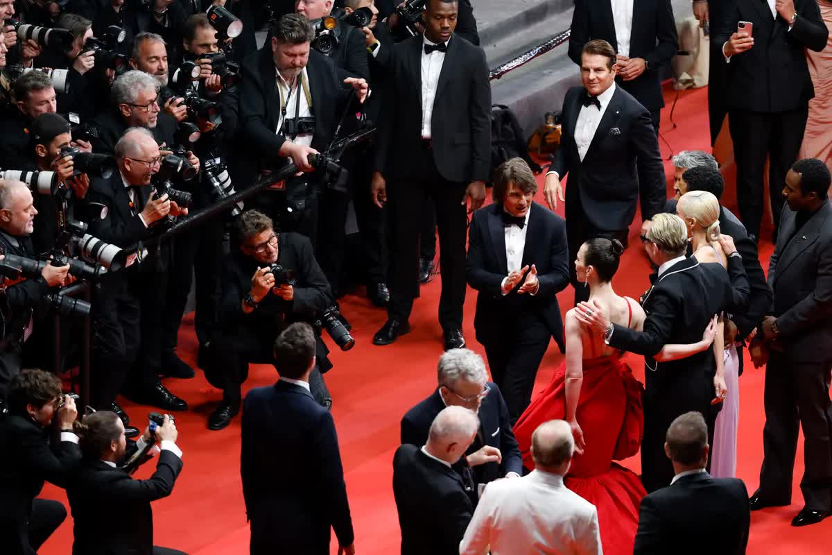 LHP Cannes lần thứ 78 dành tràng pháo tay dài 5 phút cho Tom Cruise - Ảnh 2. LHP Cannes lần thứ 78 dành tràng pháo tay dài 5 phút cho Tom Cruise - Ảnh 2.