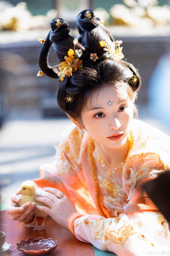 Công chúa đẹp nhất Trung Quốc hiện tại gây khó hiểu khi so ảnh mặt mộc với mặt makeup- Ảnh 3. Công chúa đẹp nhất Trung Quốc hiện tại gây khó hiểu khi so ảnh mặt mộc với mặt makeup- Ảnh 3.