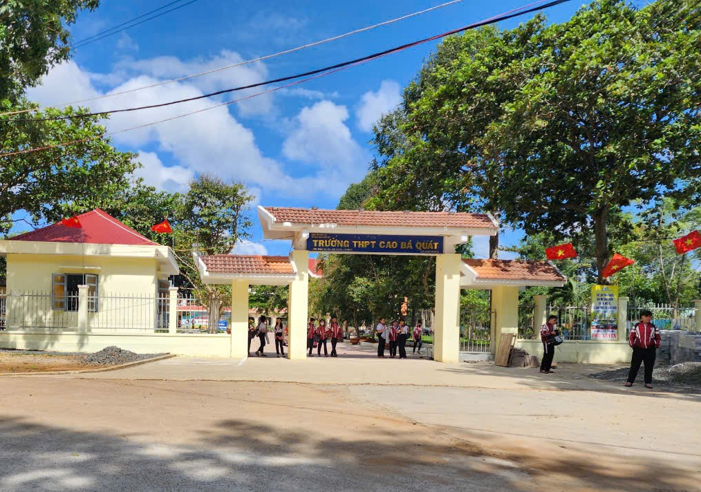 Vụ nhiều học sinh lớp 12 &quot;tự nguyện&quot; xin nghỉ học: 3 em đã được đi học lại- Ảnh 1.