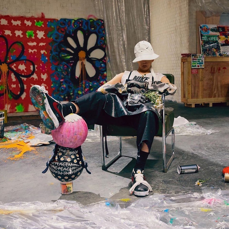 g-dragon-khien-gioi-mo-dieu-phat-sot-voi-giay-hoa-cuc-nike-02-17471978602992117272273-1747278189927-174727819007422599962.jpg