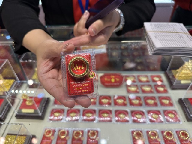 Người phụ nữ ở Hà Nội mang vàng chốt lời giữa dòng người xếp hàng mua: “Không gì tăng mãi được đâu” - Ảnh 3. Người phụ nữ ở Hà Nội mang vàng chốt lời giữa dòng người xếp hàng mua: “Không gì tăng mãi được đâu” - Ảnh 3.