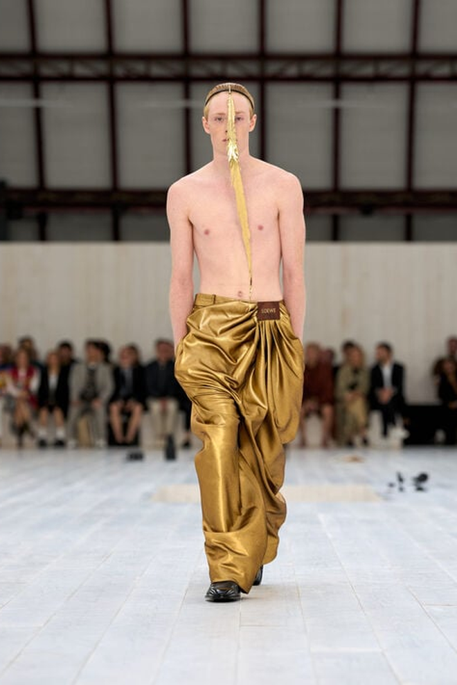 loewess25mwshowrunwaylook18frontrgbcropped3x418-17472205292272054579100-1747234737778-17472347392761660355034-1747282431824-1747282432145113837653.png