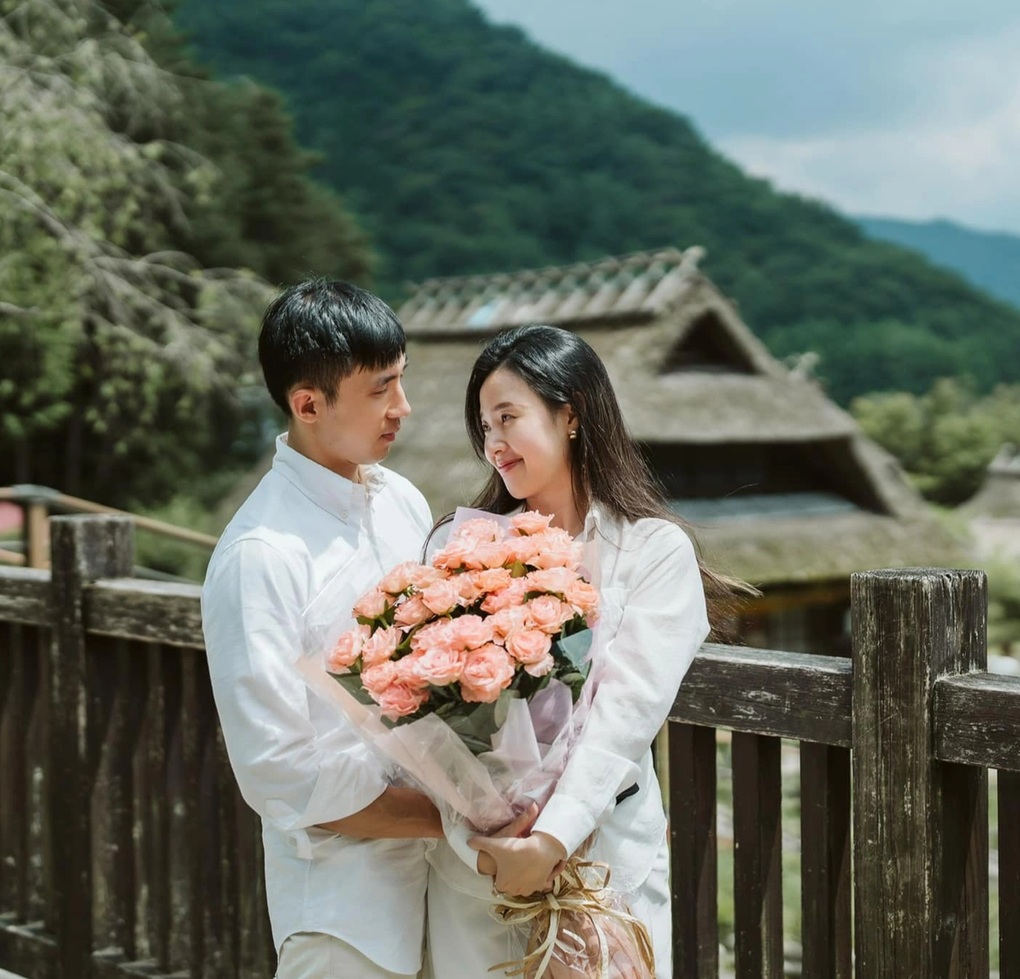 Đám cưới kín bưng của phú bà - tổng tài Vbiz: Khách mời tham dự phải ra "ám hiệu", bại lộ vì 1 sự cố không ai ngờ- Ảnh 9. Đám cưới kín bưng của phú bà - tổng tài Vbiz: Khách mời tham dự phải ra "ám hiệu", bại lộ vì 1 sự cố không ai ngờ- Ảnh 9.