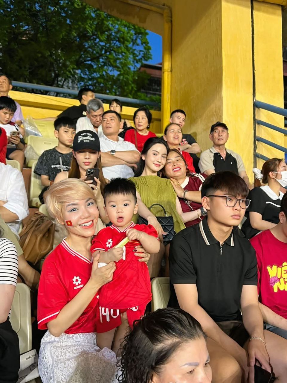 Chu Thanh Huyền chiếm spotlight khi đến SVĐ cổ vũ Quang Hải, xoá tan tin đồn nịnh mẹ chồng hơn mẹ đẻ bằng 1 hànhđộng- Ảnh 2.