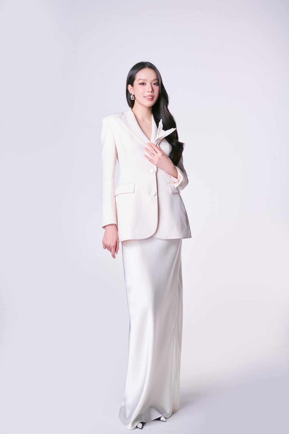 Ý Nhi xin vía Hoa hậu Thanh Thủy, diện cùng 1 thiết kế khi chinh chiến quốc tế - Ảnh 7. Ý Nhi xin vía Hoa hậu Thanh Thủy, diện cùng 1 thiết kế khi chinh chiến quốc tế - Ảnh 7.