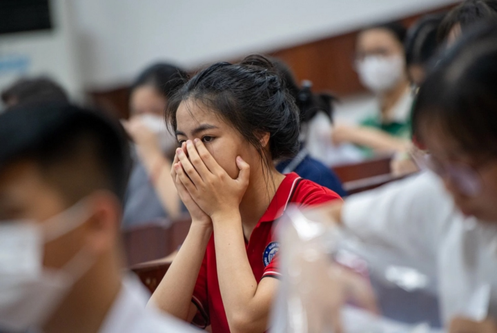 'Con sắp thi lớp 10, cả nhà tôi như bị câm' - Ảnh 1. 'Con sắp thi lớp 10, cả nhà tôi như bị câm' - Ảnh 1.