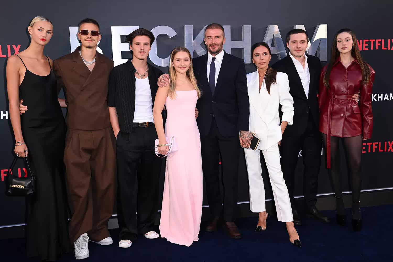 Bữa tối gây chú ý tại biệt thự nhà Harry - Meghan: Vợ chồng Brooklyn Beckham xuất hiện giữa lùm xùm gia đình- Ảnh 2. Bữa tối gây chú ý tại biệt thự nhà Harry - Meghan: Vợ chồng Brooklyn Beckham xuất hiện giữa lùm xùm gia đình- Ảnh 2.