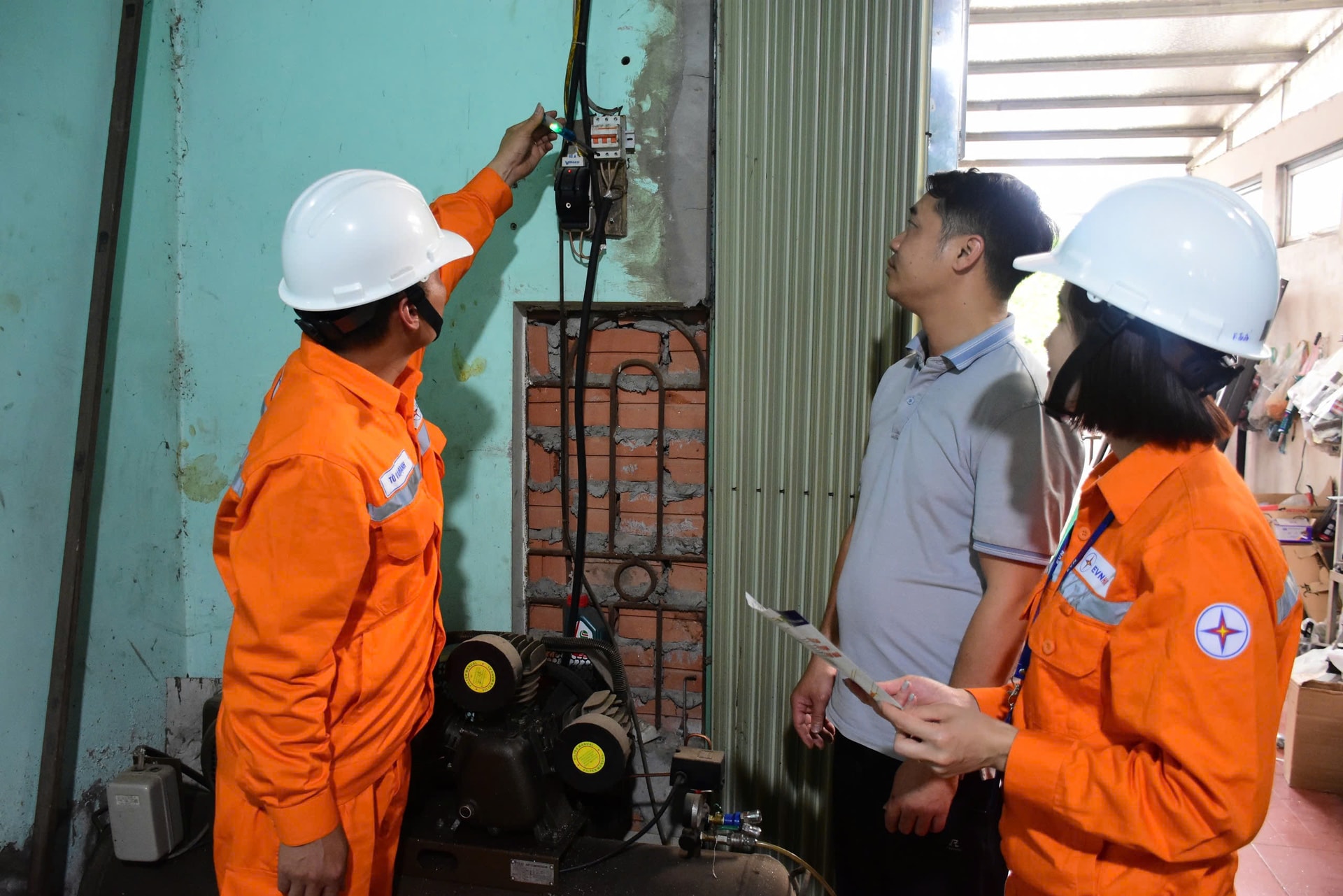 Sử dụng điện an toàn khi nhu cầu tiêu thụ tăng cao - Ảnh 2. Sử dụng điện an toàn khi nhu cầu tiêu thụ tăng cao - Ảnh 2.