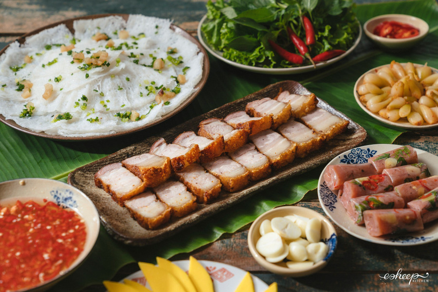 3 bước cực dễ làm thịt ba chỉ quay da phồng giòn rụm - Ảnh 7. 3 bước cực dễ làm thịt ba chỉ quay da phồng giòn rụm - Ảnh 7.