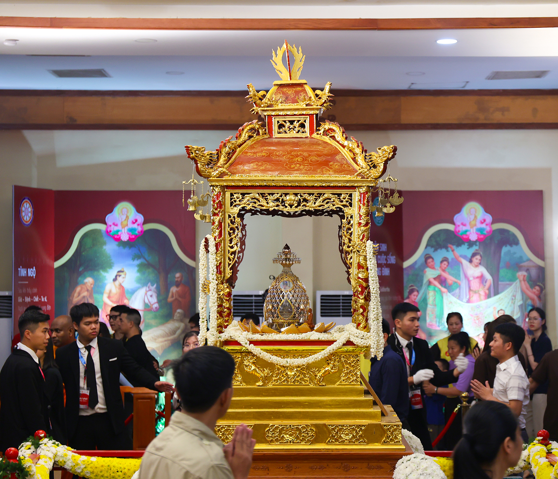 Cảnh tượng chật kín người xếp hàng từ sáng sớm đến đêm khuya để chiêm bái xá lợi Phật tại chùa Quán Sứ gây kinh ngạc - Ảnh 14.