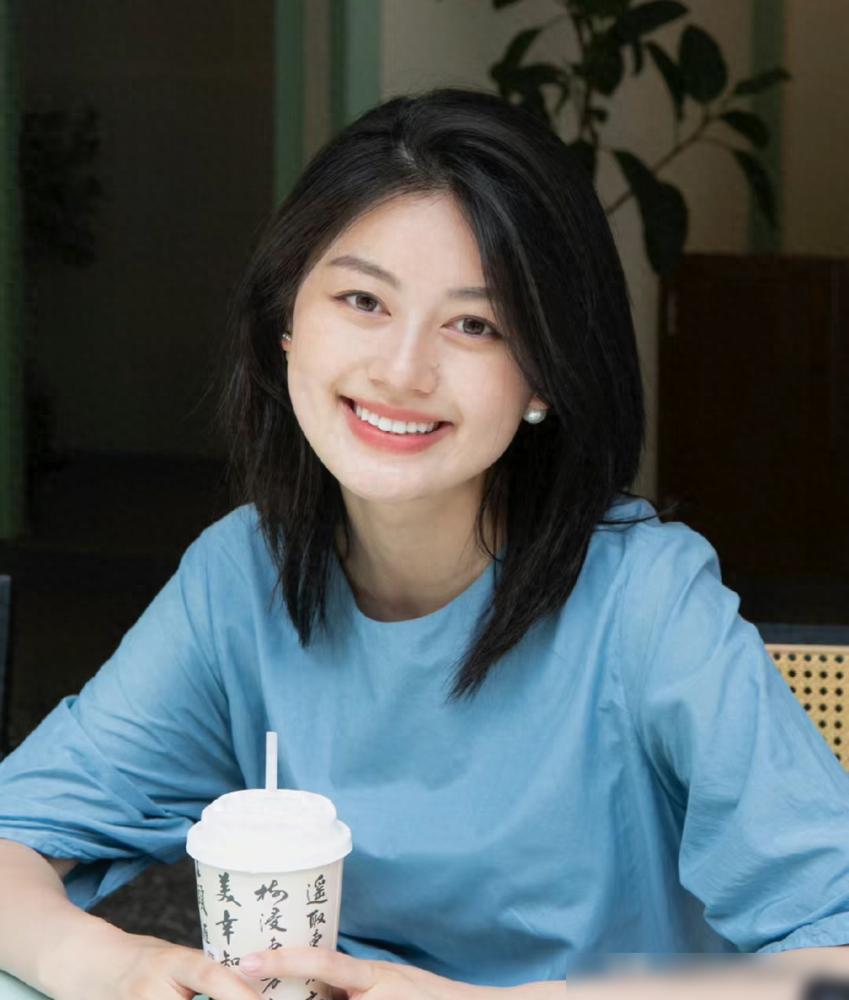Đây mới là kiểu tóc phù hợp nhất với phụ nữ trung niên: "Tóc chạm xương quai xanh" – Thời thượng, sang trọng và trẻ trung - Ảnh 4. Đây mới là kiểu tóc phù hợp nhất với phụ nữ trung niên: "Tóc chạm xương quai xanh" – Thời thượng, sang trọng và trẻ trung - Ảnh 4.
