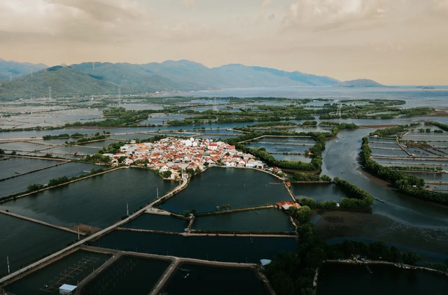 Phát hiện ngôi làng có duy nhất 1 đường vào gần Nha Trang, du khách ấn tượng với cảnh từ trên cao - Ảnh 1. Phát hiện ngôi làng có duy nhất 1 đường vào gần Nha Trang, du khách ấn tượng với cảnh từ trên cao - Ảnh 1.