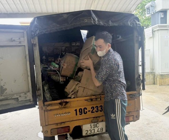 Công an Hà Giang phát hiện 29 tấn thực phẩm không rõ nguồn gốc chỉ trong một ngày - Ảnh 2.