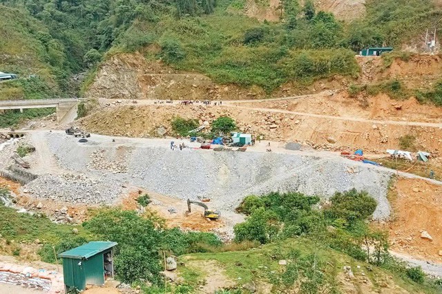Hiện trường kinh hoàng vụ sạt lở ở Lai Châu làm ít nhất 5 người tử vong - Ảnh 8. Hiện trường kinh hoàng vụ sạt lở ở Lai Châu làm ít nhất 5 người tử vong - Ảnh 8.