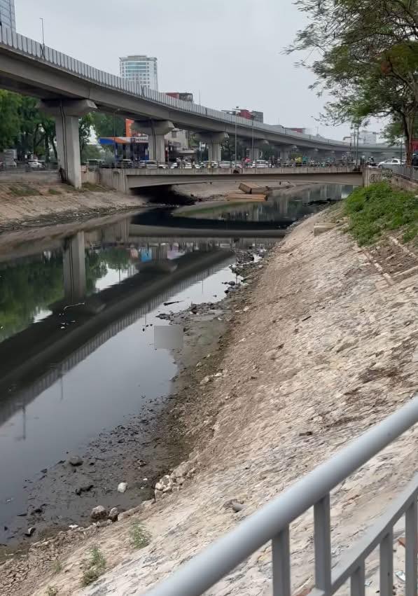 Hà Nội: Phát hiện thi thể người đàn ông nổi trên sông Tô Lịch - Ảnh 1. Hà Nội: Phát hiện thi thể người đàn ông nổi trên sông Tô Lịch - Ảnh 1.