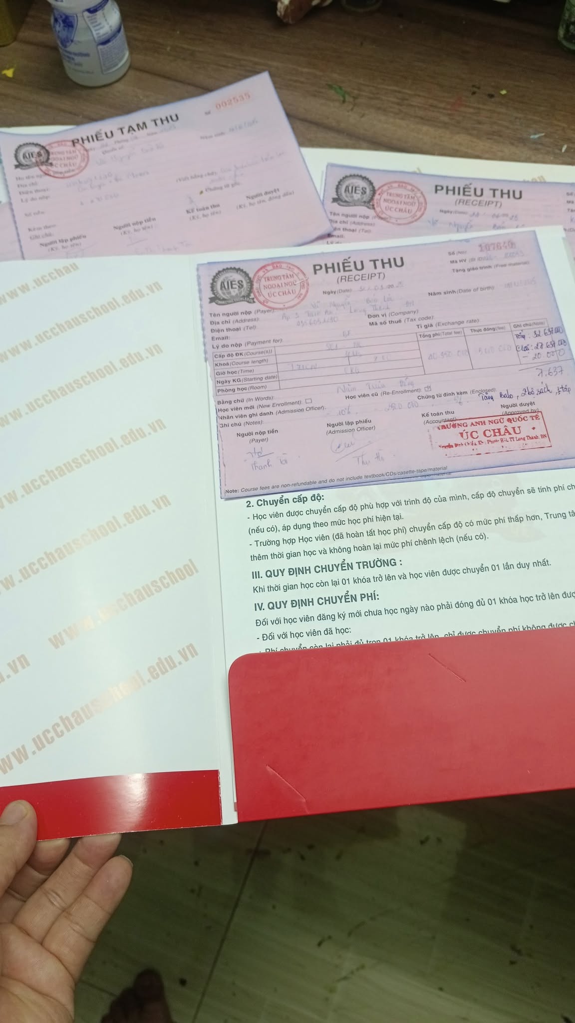 NÓNG: Một trung tâm Anh ngữ tại TP HCM thu tiền tỉ rồi đột ngột đóng cửa - Ảnh 3. TP HCM: Phụ huynh lại điêu đứng vì trung tâm tiếng Anh đột ngột đóng cửa - Ảnh 3.