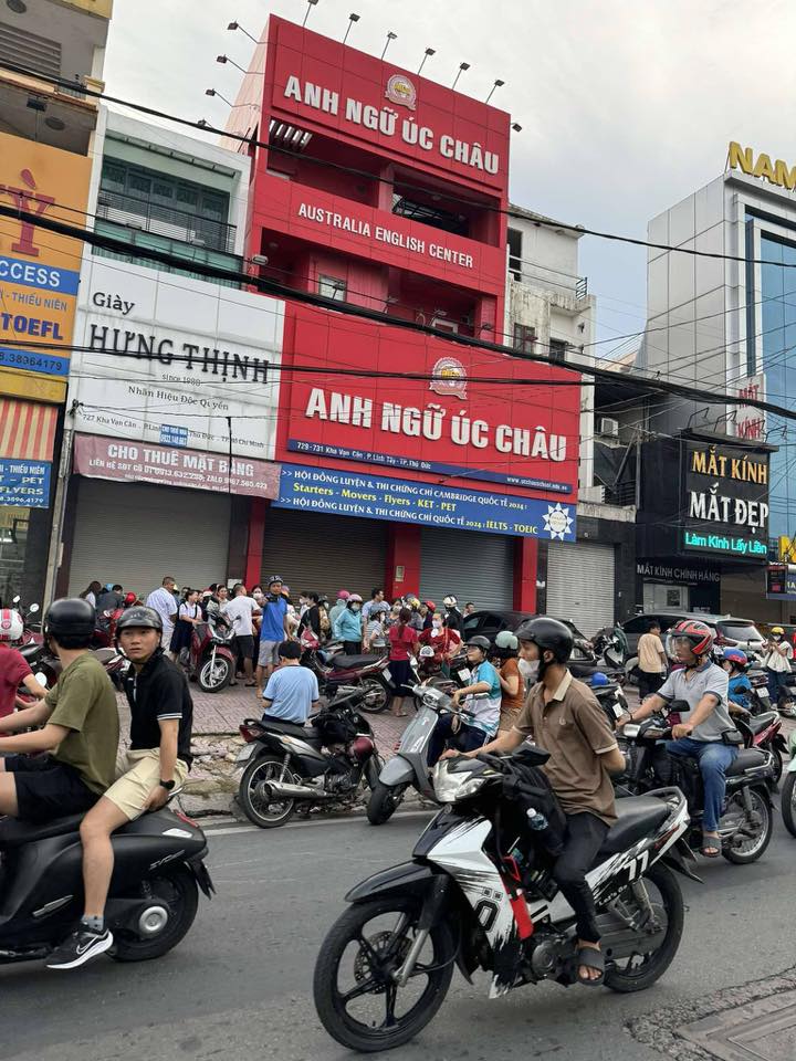 NÓNG: Một trung tâm Anh ngữ tại TP HCM thu tiền tỉ rồi đột ngột đóng cửa - Ảnh 1. TP HCM: Phụ huynh lại điêu đứng vì trung tâm tiếng Anh đột ngột đóng cửa - Ảnh 1.