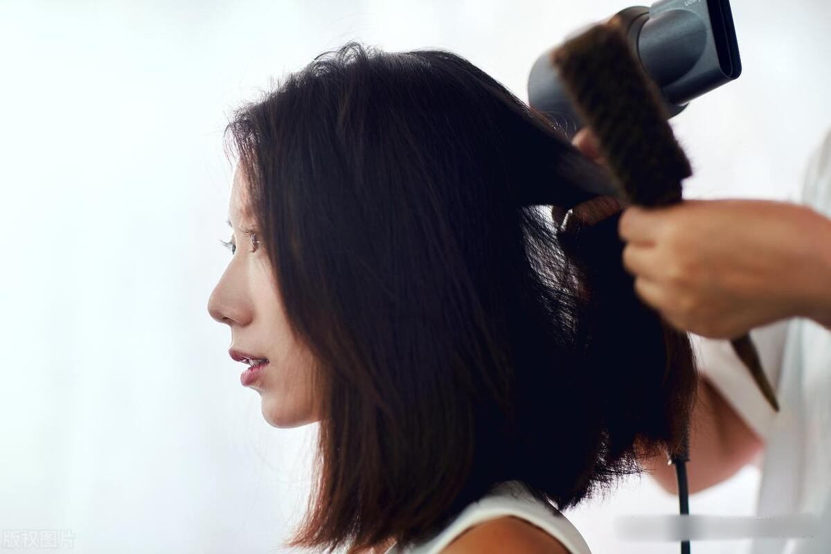 Phụ nữ tuổi 40–50 nên cắt tóc gì để trẻ hơn mà vẫn sang trọng? - Ảnh 5. Phụ nữ tuổi 40–50 nên cắt tóc gì để trẻ hơn mà vẫn sang trọng? - Ảnh 5.