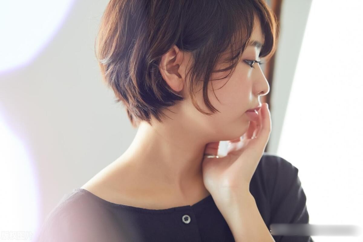Phụ nữ tuổi 40–50 nên cắt tóc gì để trẻ hơn mà vẫn sang trọng? - Ảnh 4. Phụ nữ tuổi 40–50 nên cắt tóc gì để trẻ hơn mà vẫn sang trọng? - Ảnh 4.